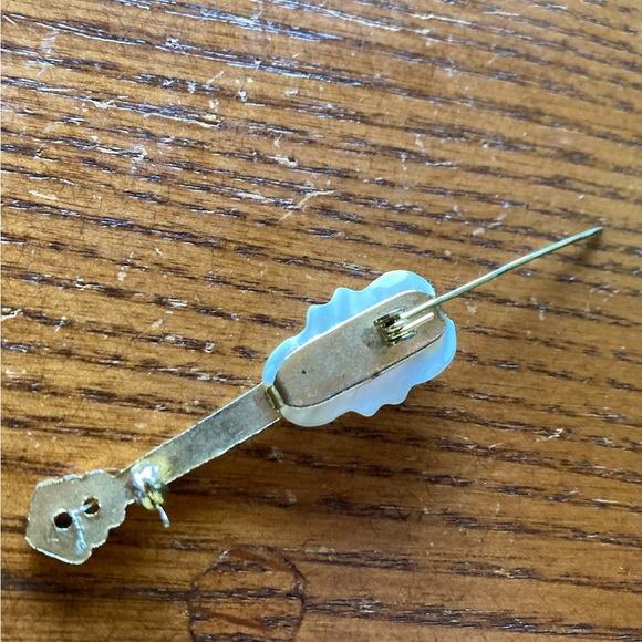 PIN Vintage 1970’s Guitar Msndolin Mother of Pearl Gold Tone Approx 2” - Picture 4 of 5